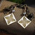 Pendientes vintage cuadrados de acrílico con motivos florales y perlas grises - Estilo Floral Vintage (HWX990)
