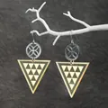 Detailaufnahme geometrischer Edelstahl-Ohrringe mit natürlicher Muschelstruktur-Optik - Silber Hohlkreis Dreieck Bunte Muschel Stil (HWB275)