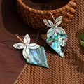 Makroaufnahme von Boho-Ohrringen mit Abalone-Muschel und strukturierten Metallblättern - Silber Blatt Floral Abalone-Muschel Stil (HWB298)
