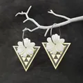Detailaufnahme der Edelstahlohrringe mit geschnitzten Muschelblumen und Golddreiecken - Silber Blume Gold Dreieck Geometrisch Stil (HWB451)