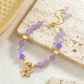 Détail du bracelet en améthyste et perles avec un charme de fleur plaqué or et perles - Style Pendentif Fleur (HWB0593)