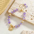 Gros plan de perles d'améthyste et perles naturelles avec pendentif nœud doré sur bracelet - Style Pendentif Nœud/Éventail (HWB0595)
