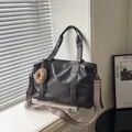 Borsa tote in morbida pelle marrone scuro con tracolla larga a motivi geometrici - Caffè con Ciondolo