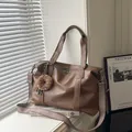 Borsa tote vintage in pelle marrone con tracolla larga e ciondolo a ciambella - Marrone con ciondolo