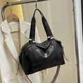 Borsa tote classica in pelle nera con tracolla jacquard e finitura lucida elegante - Nero