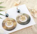 Ethno-Goldohrringe mit grauer Perle und geschnitztem Muschel-Sanddollar-Anhänger - Sanddollar-Stil (HWB4321-11)