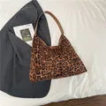 Große Leoparden-Einkaufstasche aus Samt mit braunen Lederriemen im Hobo-Stil - Leopardenbraun