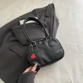 Minimalistische schwarze Handtasche mit Litschi-Textur und Herz-Anhänger für Damen - Schwarz