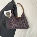 Dunkelviolette Handtasche mit Leopardenmuster aus Samt und braunem Leder-Schultergurt - Leopardenmuster Grau