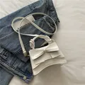 Bolso de hombro blanco con lazo grande decorativo y asa con diseño de nudo único - Blanco