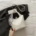 Witte lederen emmer handtas met polkadot sjaal en zilveren beschermende noppen - Wit