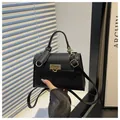 Borsa a tracolla in pelle nera con motivo litchi, fibbia dorata e manico superiore - Nero