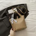 Khaki lederen emmertas met polka dot sjaal detail en een schouderriem - Khaki