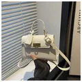 Elegante borsa beige in ecopelle con chiusura dorata e tracolla regolabile - Bianco