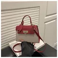 Petit sac à main chic en toile beige et cuir rouge texturé à coutures contrastées - Rouge