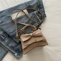 Elegante bolso caqui con lazo sobre chaqueta vaquera con correa ajustable - Caqui