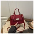 Borsa a mano rossa in pelle martellata con chiusura dorata e tracolla rimovibile - Rosso