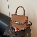 Sac selle en similicuir marron avec finition lisse et ornements dorés chic - Marron