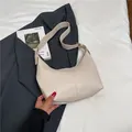 Bolso hobo chic de cuero lichi blanco roto con hebilla dorada y correa ancha - Blanco
