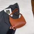 Bolso de hombro marrón en piel de lichi con correa ajustable y detalles en metal dorado - Marrón