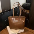 Borsa tote marrone lucida con placca metallica e tracolle lunghe per uso ufficio - Senza Ciondolo / Marrone