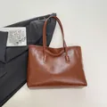 Bolso tote grande de cuero sintético marrón con elegantes costuras curvas para oficina - Marrón Rojo