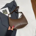 Bolso hobo marrón oscuro de cuero granulado en forma de media luna con hebillas doradas - Marrón