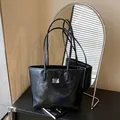 Borsa a secchiello minimalista in pelle lucida nera con placca d'argento e spalline sottili - Senza Ciondolo / Nero