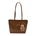 Bolso tote marrón brillante con correas largas y un colgante de oso de peluche suave - Con Colgante / Marrón Oscuro