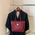 Borsa tote in pelle verniciata bordeaux lucida con dettaglio in metallo argento su gruccia - Senza Ciondolo / Rosso