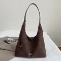 Grande borsa tote minimalista in pelle scamosciata marrone con lunghi manici - Marrone