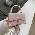 Rosa Umhängetasche mit Glitzerklappe, goldenem U-Verschluss und Ledersteppung - Rosa
