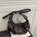 Borsa a nuvola in pelle PU marrone scuro con pieghe, texture litchi e nodo con anello - Marrone