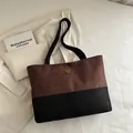Bolso tote grande bicolor marrón y negro con textura de ante y emblema metálico - Sin colgante / café