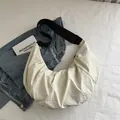 Bolso bandolera de media luna crema minimalista con textura plisada y correa negra - Blanco
