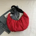Bolso de media luna rojo minimalista con correa ancha negra y textura de nailon suave - Rojo