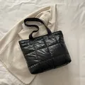 Stijlvolle zwarte gewatteerde shopper van glanzend nylon met vierkante stiksels - Zwart