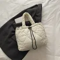 Bolso tote blanco acolchado con corazones y cordón para un look casual moderno - Blanco
