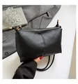 Sac à main minimaliste en cuir noir texturé avec fermeture éclair dorée chic - Noir