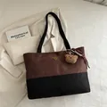 Bolso tote grande bicolor de ante marrón y negro con colgante de oso y correa ancha - Con Colgante / café