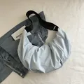 Bolso bandolera de media luna fruncido azul claro con correa negra ajustable - Azul