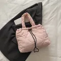 Bolso tote rosa acolchado con corazones, cierre de cordón y detalle de cordón tejido - Rosa