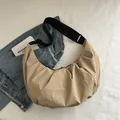 Sac bandoulière minimaliste kaki en forme de croissant avec texture plissée - Kaki