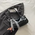 Bolso baguette chic de cuero PU negro brillante con lazo de encaje blanco y remaches - Negro