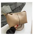 Sac à main beige en cuir grainé avec rayures noires et détails dorés élégants - Khaki