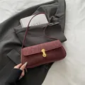 Schicke burgunderrote Schultertasche mit Leopardenprägung und goldenem Schloss - Rot