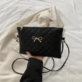 Sac carré matelassé noir avec un élégant nœud doré et bandoulière réglable - Noir