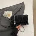 Minimalistische zwarte geplooide crossbodytas met zilveren ketting en ronde hanger - Zwart