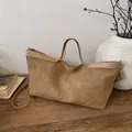 Braune Shopper-Tasche aus mattem Wildleder mit Ledergriffen und verstellbarem Schultergurt - Khaki