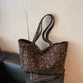 Borsa tote capiente con motivo leopardato marrone scuro in tela spessa resistente - Marrone